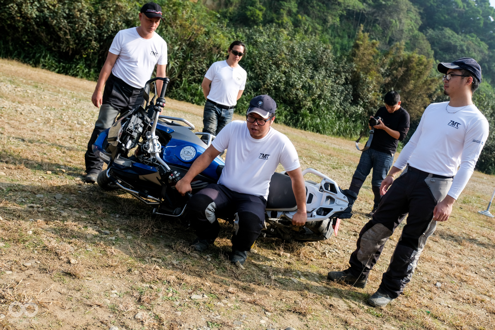 扶車時最重要的就是腰必須挺直,來避免拉傷,圖中是第一種扶車方式,後背屁股頂著坐墊,雙手打直向後走