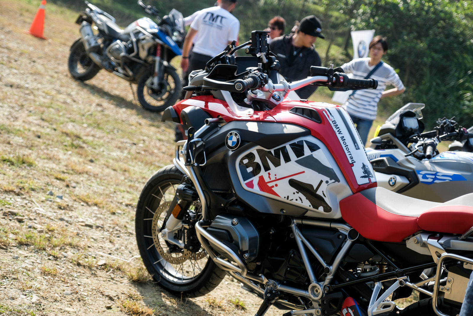 休息時間學員們也藉此機會彼此交流,欣賞帥氣的愛車