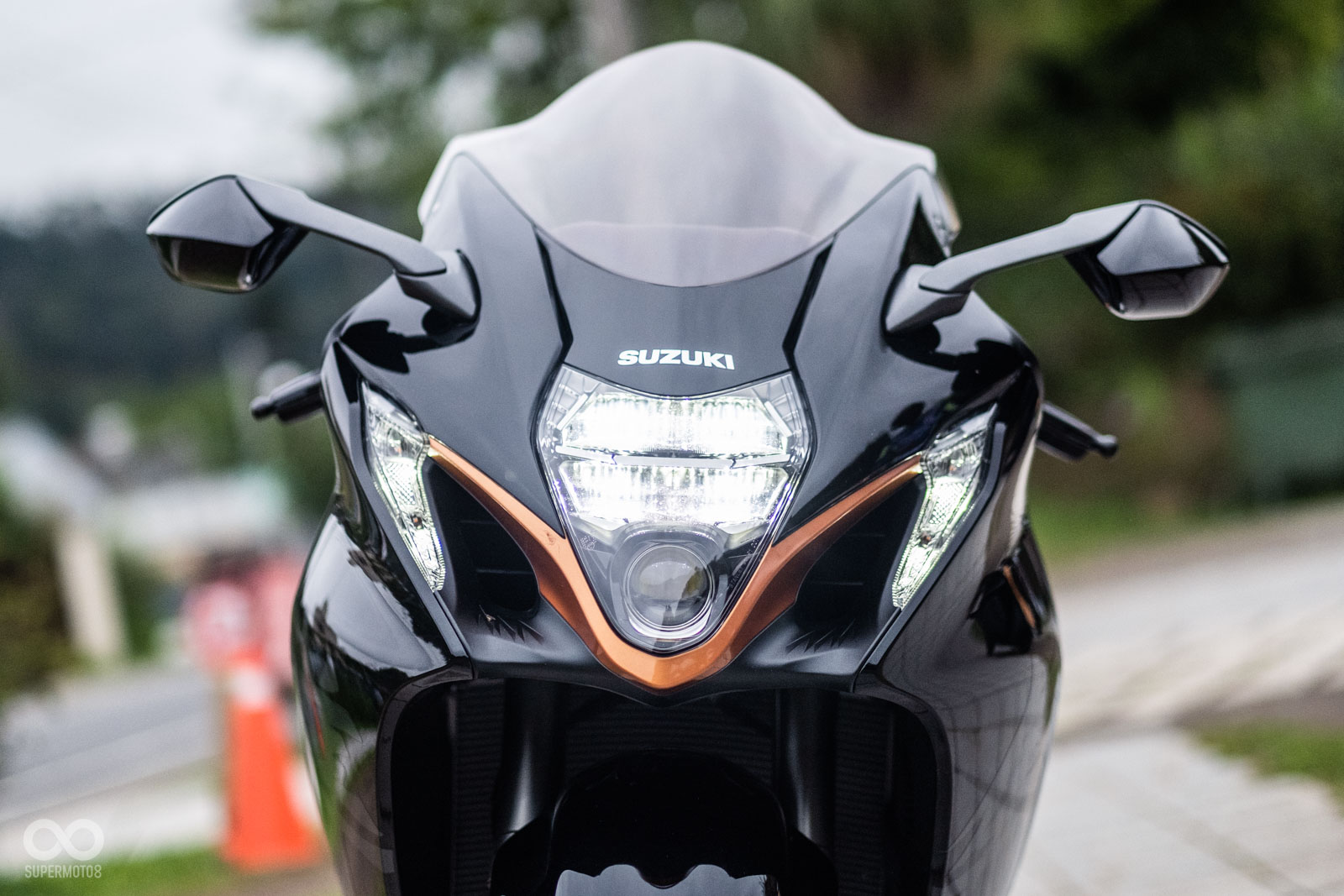 碩大的進氣孔是HAYABUSA招牌的外觀特色,本次改款也將線條修飾得更為銳利