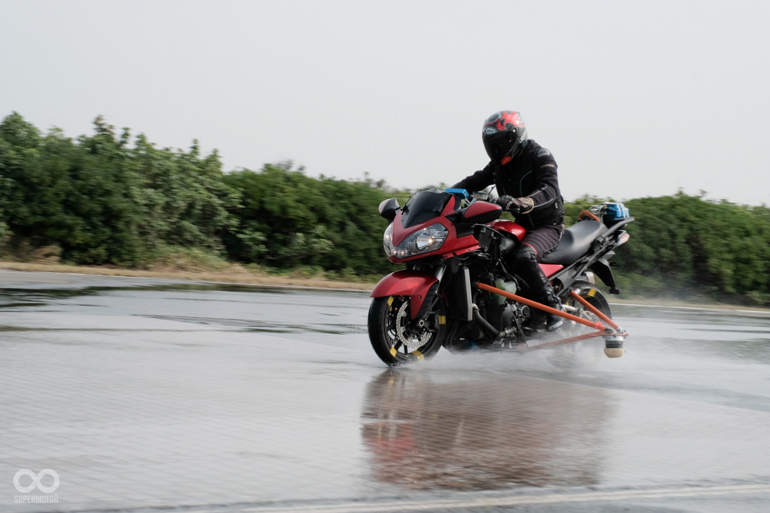 若沒ABS系統保護，帶著剎車進入低摩擦係數路面幾乎是立刻鎖死，這也是很多騎士雨天摔車的原因