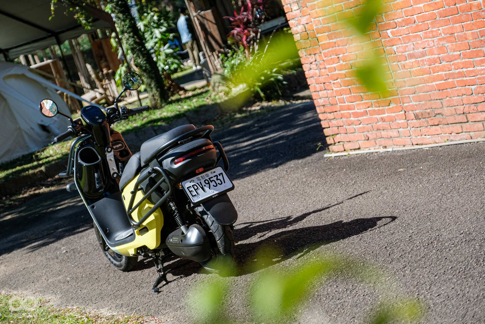 不論是車頭或者車身兩側，甚至將後座椅墊掀起置物，可能都需要搭配衍生配件才能夠固定的更牢靠