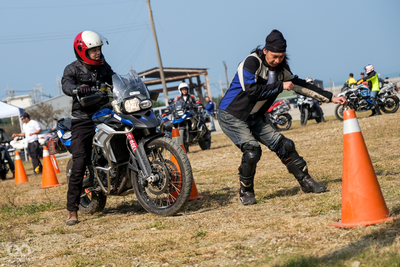 反向平衡對於平常習慣on-Road同傾騎車的車友來說,一時之間相當難以適應