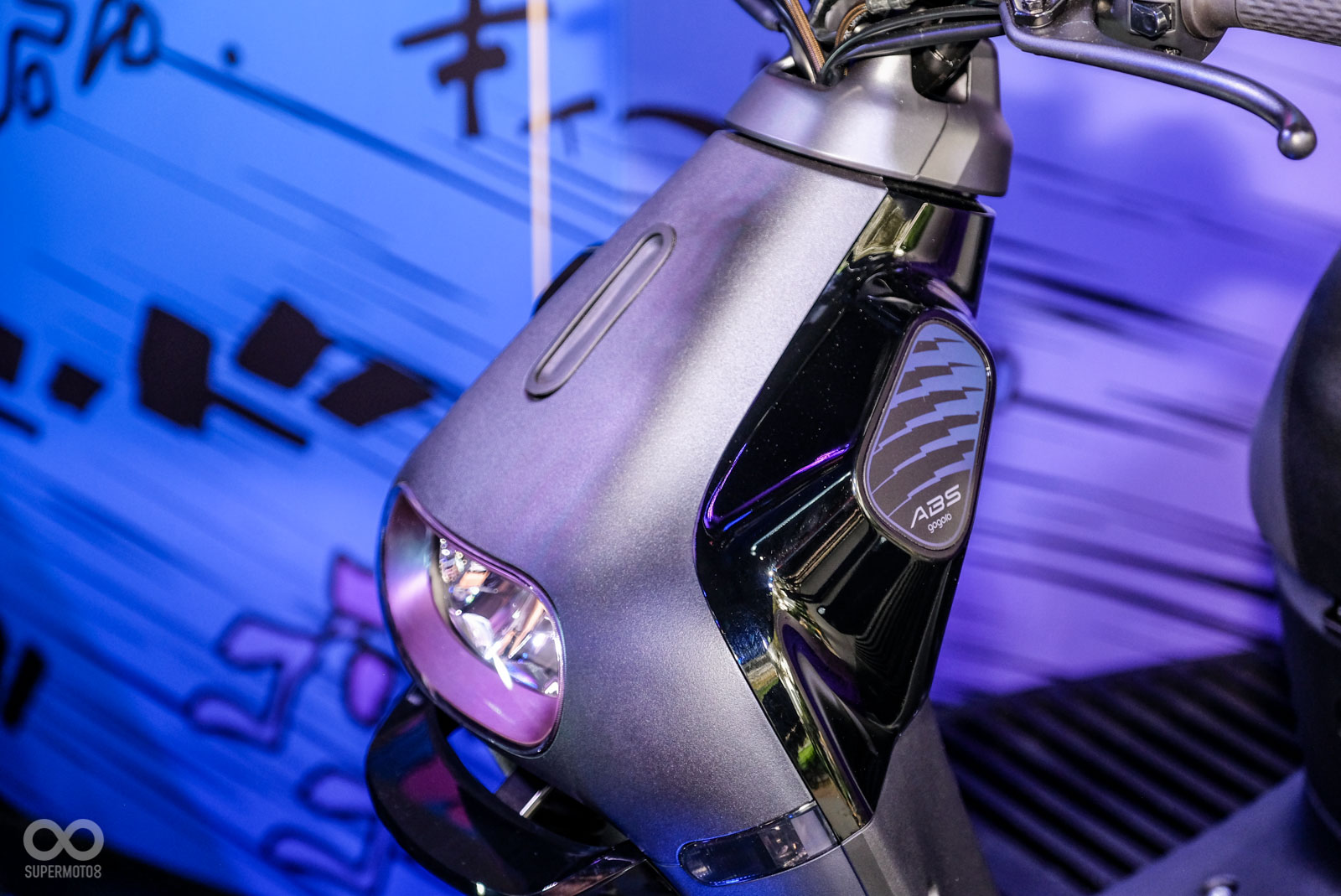 今天也同步推出Gogoro S3 ABS，車頭燈邊框、前輪框換上光譜靛配色