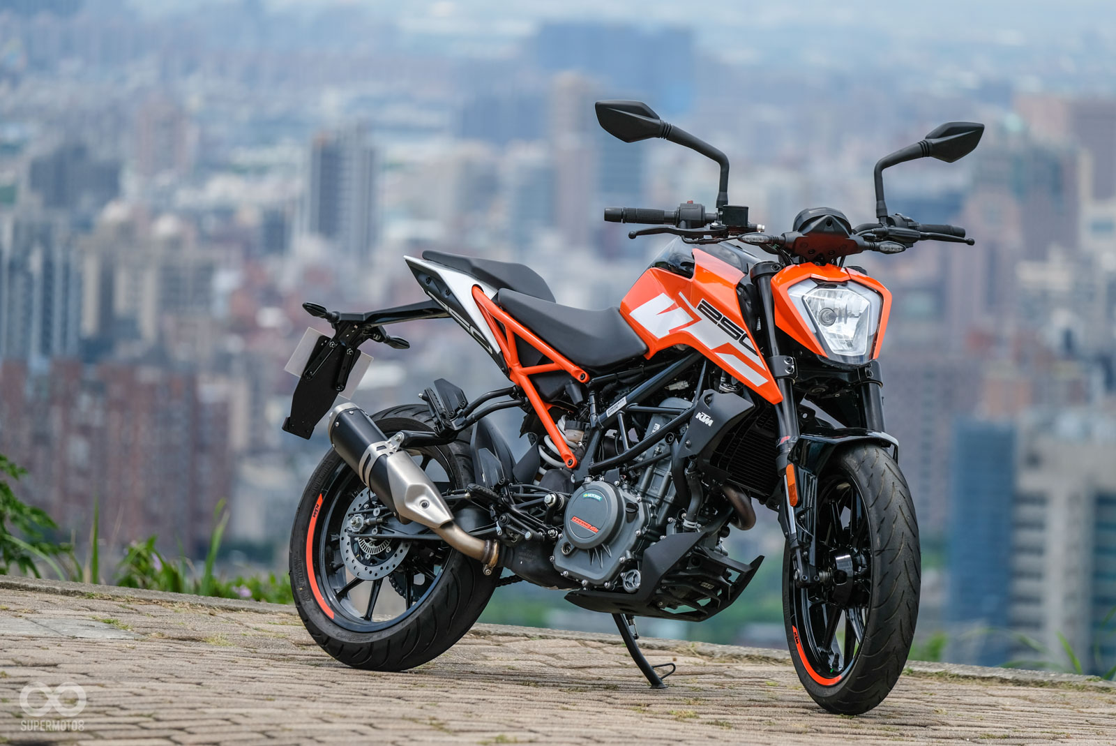 雖然馬力僅有31匹,但在煞車、避震等規格,KTM 250 DUKE可是毫不遜色