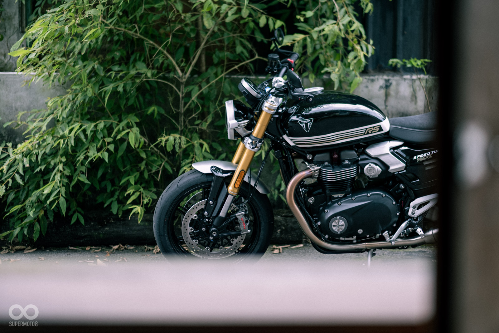 Speed Twin 1200 RS 擁有專屬塗裝，引擎外蓋也施以黑色處理，同時部分點綴金屬提升高級感