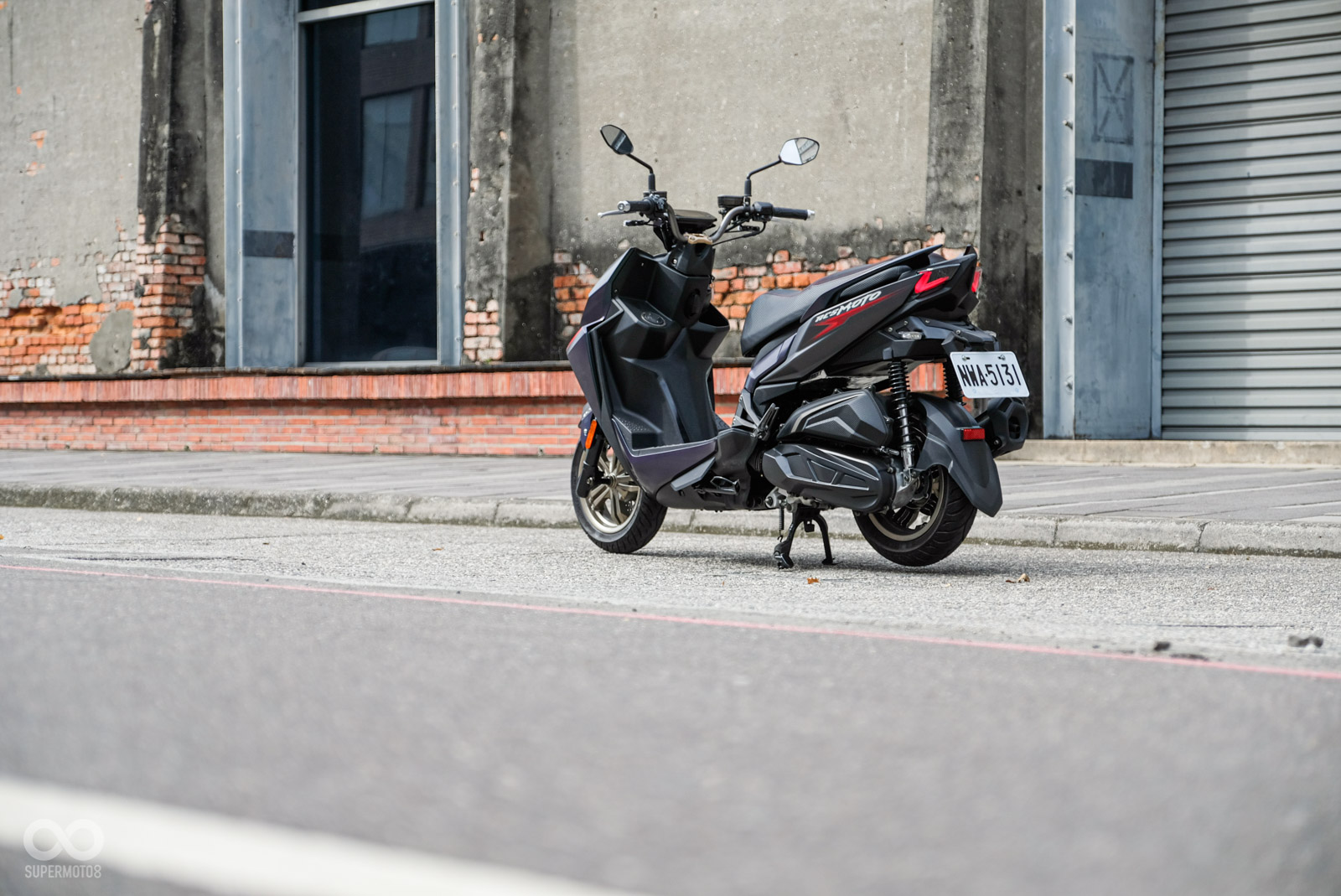 車尾透過傳動外蓋與排氣管提升質感