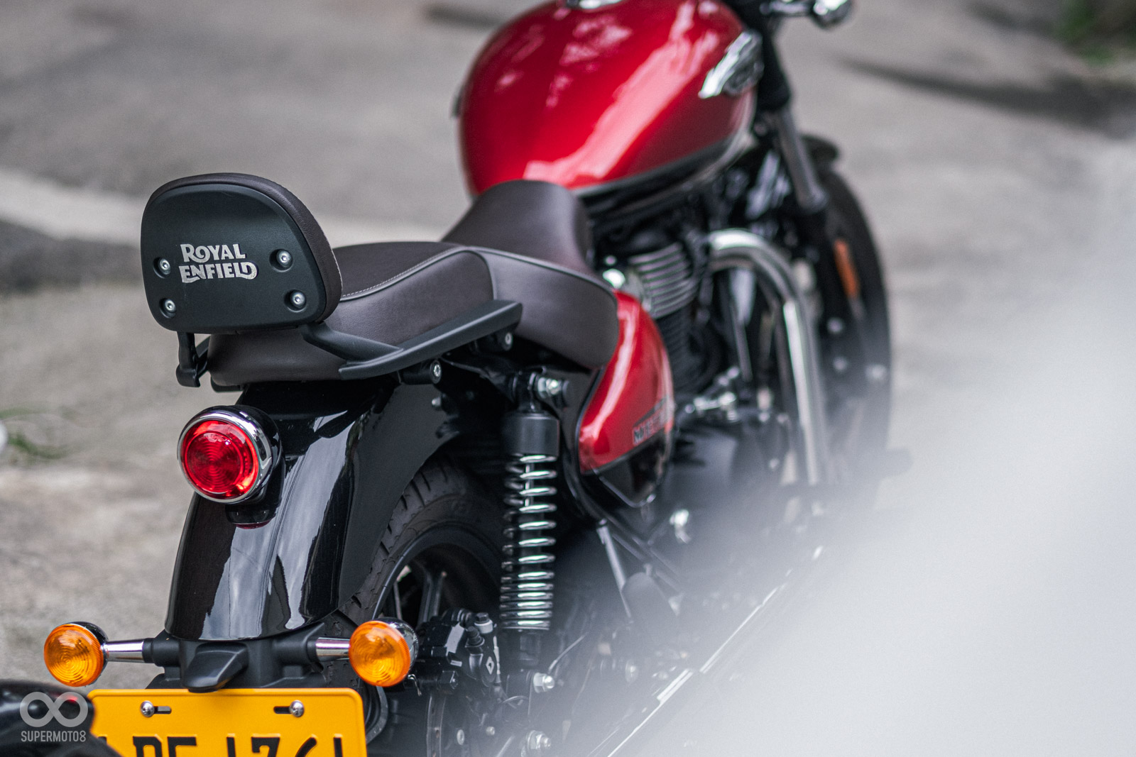 懸吊系統使用正立式前叉搭配預載可調雙槍避震