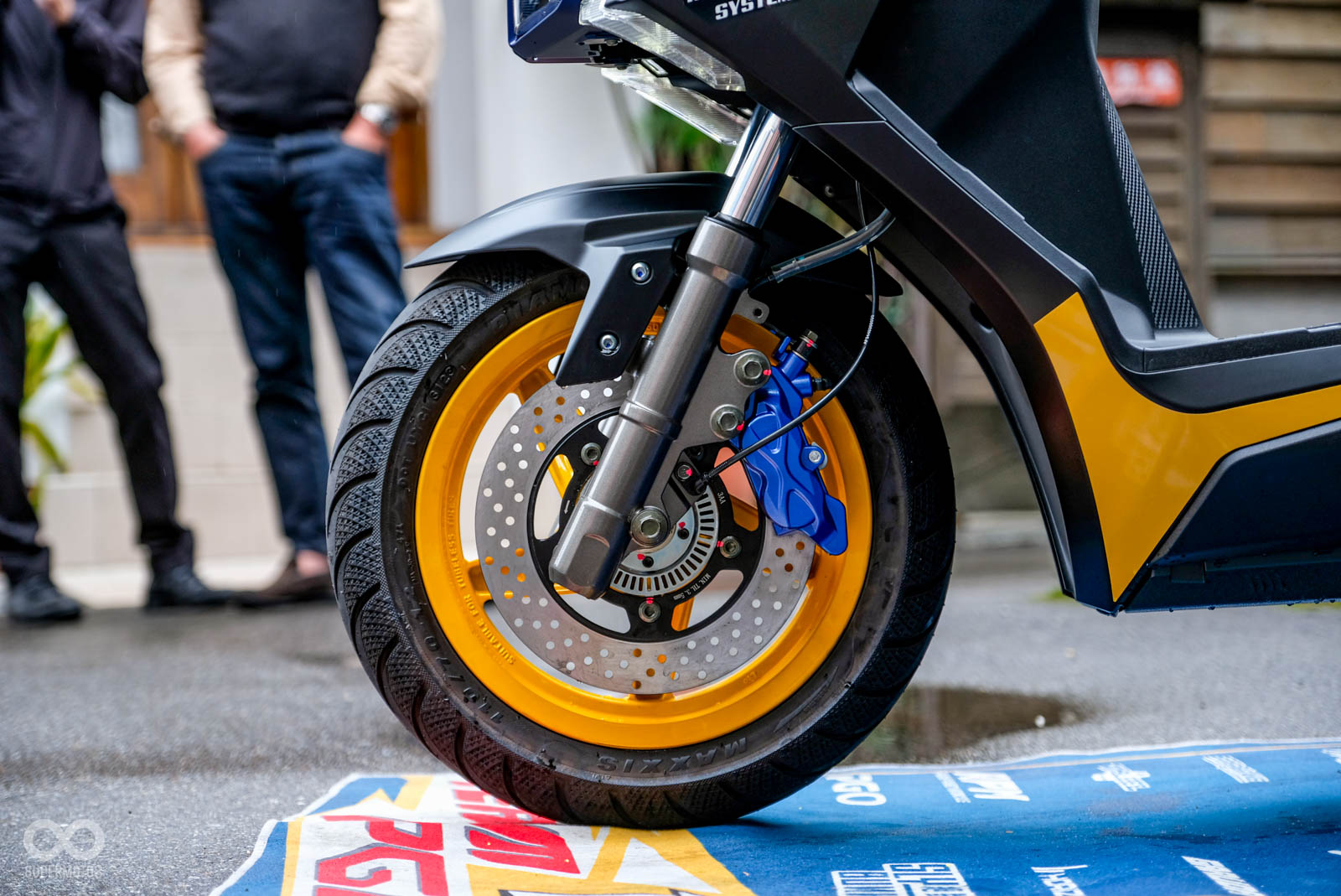 鵝黃色的輪框,帶出濃濃的賽車感