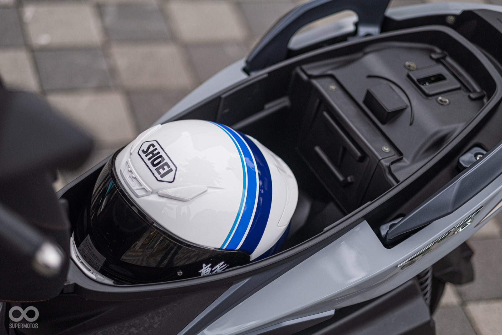 車廂能放入一頂Z7全罩帽,但需要用力壓才蓋得起來