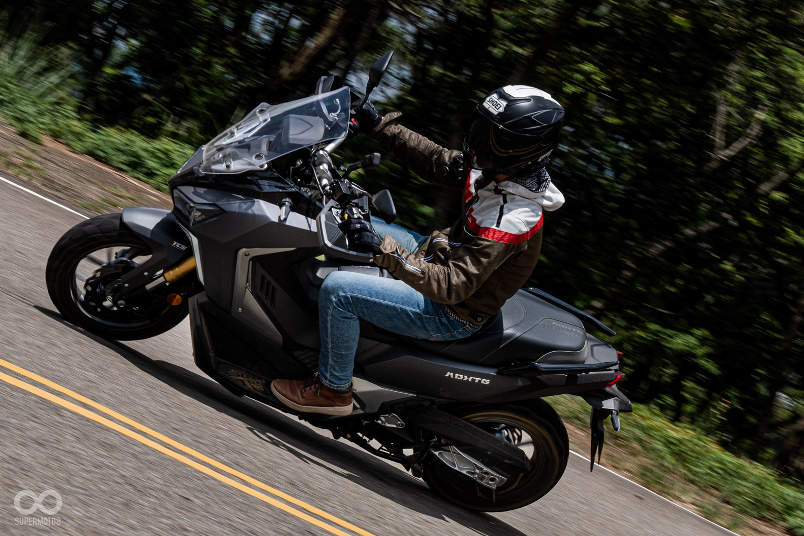 來到柏油公路上，ADXTG的動態表現反而有點像是運動街車，少了ADV車款軟Q懸吊的自由感