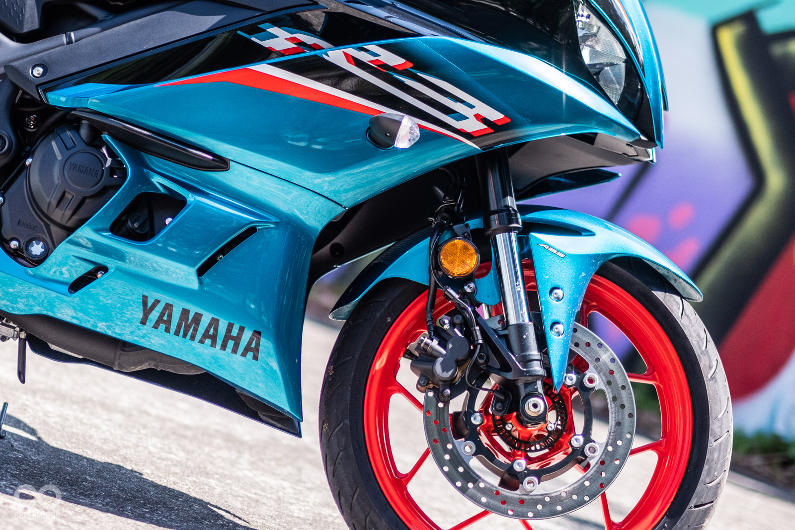 KYB 37mm倒立式前叉，配單向雙活塞卡鉗配298mm浮動碟