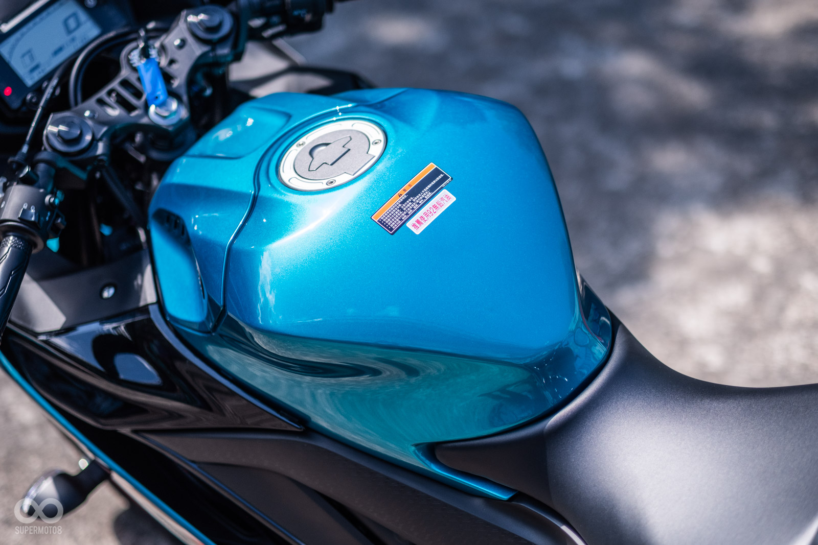 充滿肌肉感的油箱，給予不錯的下半身夾持感受