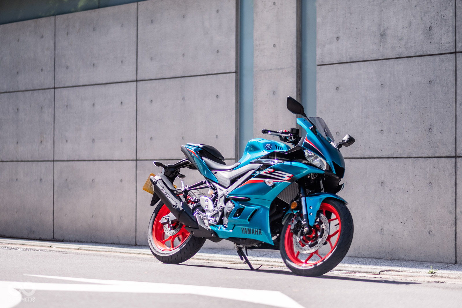 YAMAHA替YZ-R3換上跟大哥們類似的車頭造型，第一眼就給人滿滿的殺氣