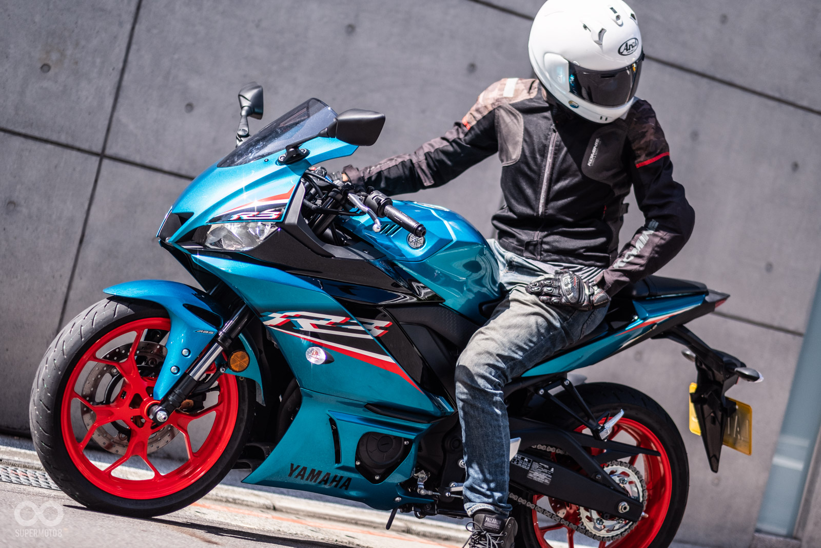 類似湖水藍的淡綠色，配上對比強烈的螢光橘紅輪圈，騎在路上真的是非常搶眼的存在