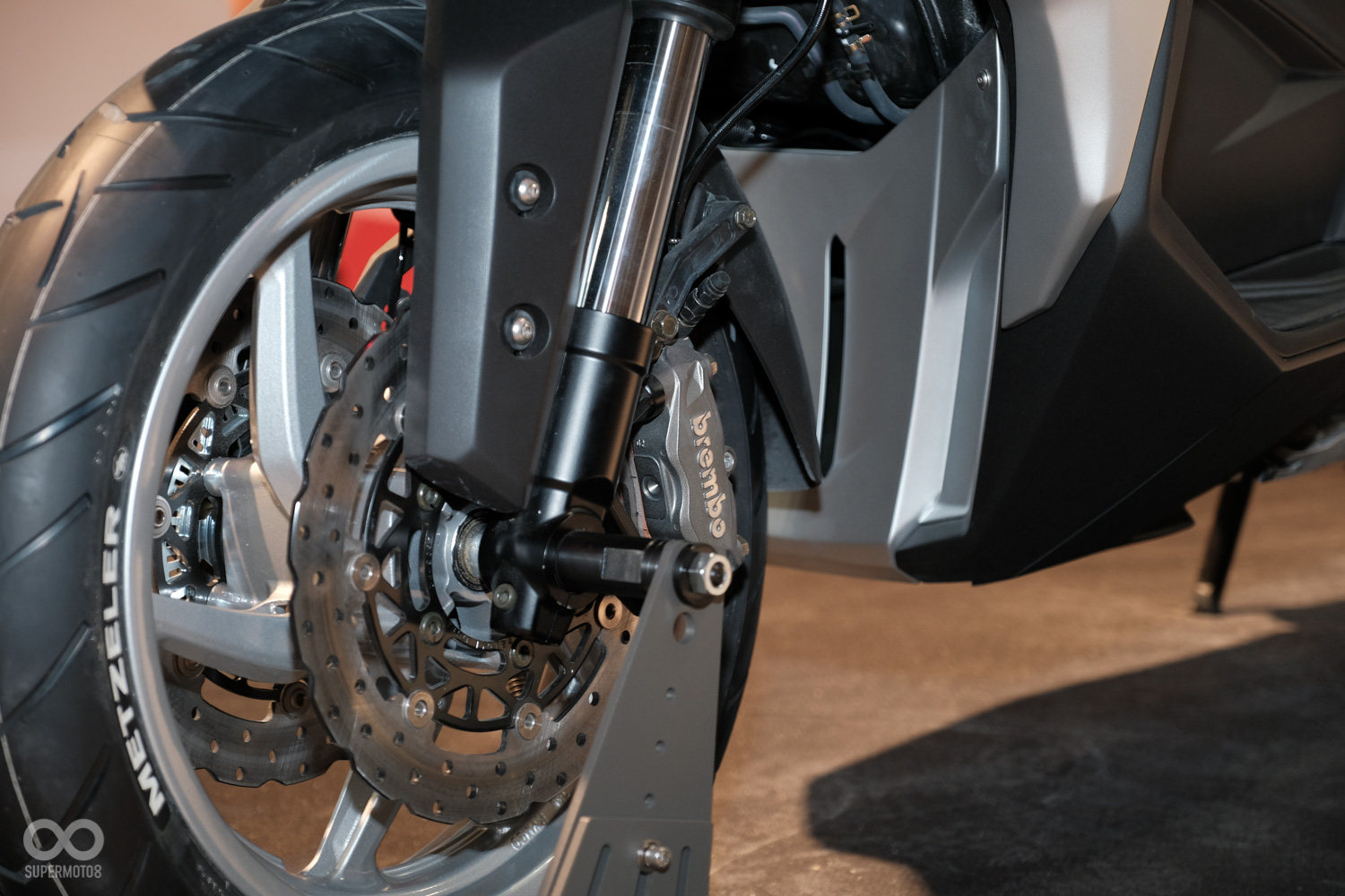前端的配置與AK550大同小異,以41mm的倒叉搭配Brembo的對向四活塞輻射卡鉗
