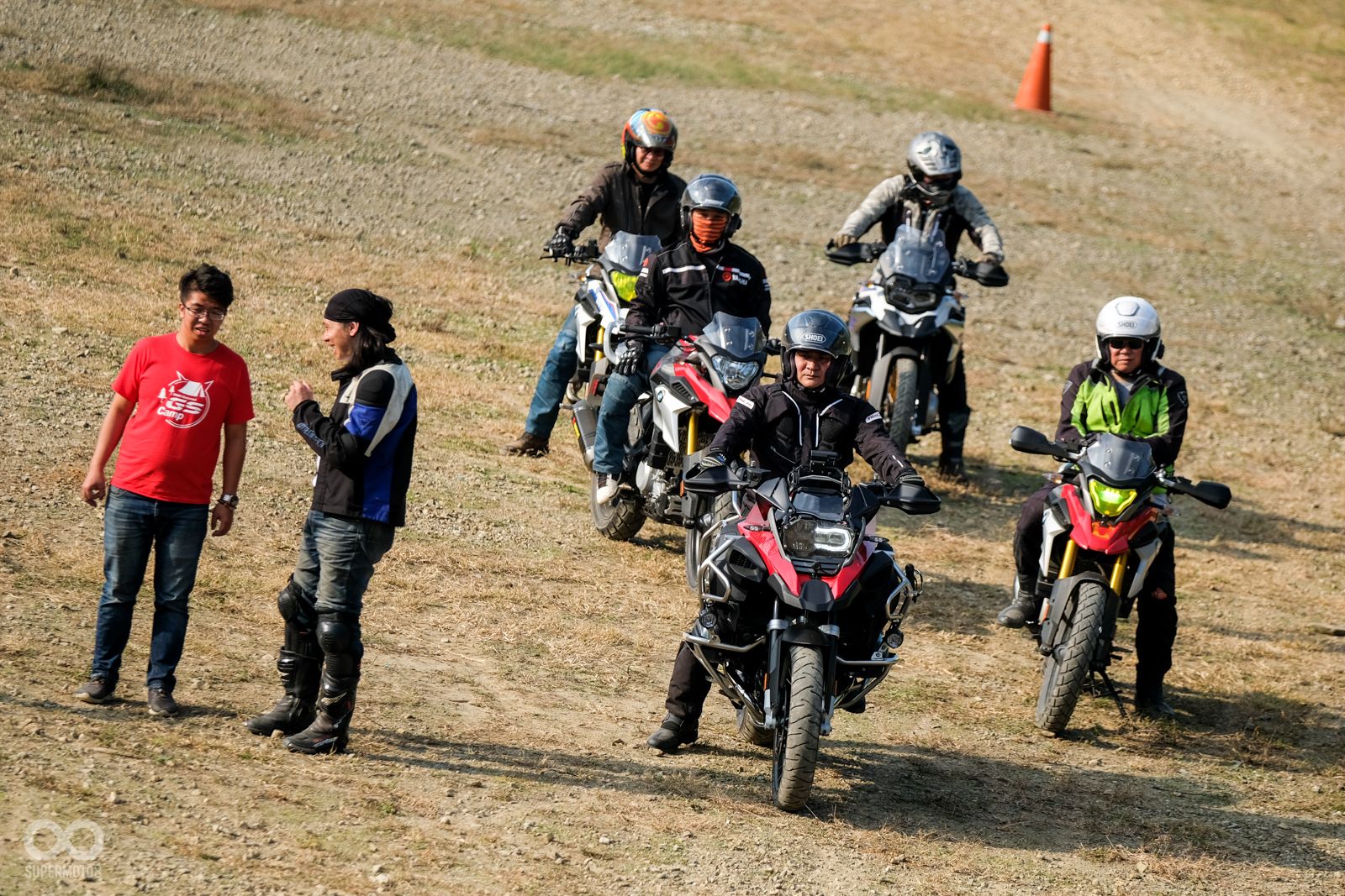 學員們接著依序上前練習