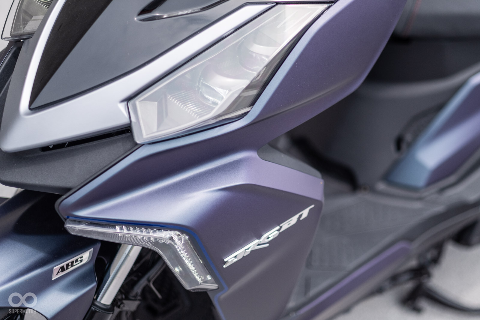 特定角度與光影下，靛光藍配色會呈現出不同的風格感受