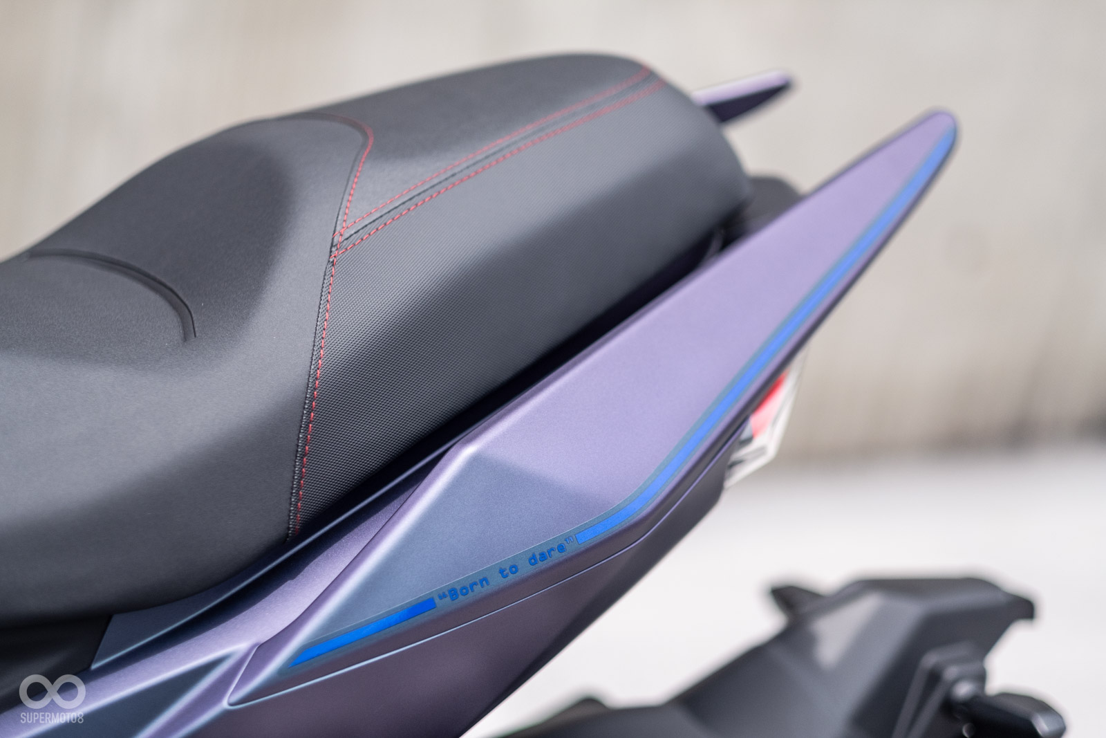 使用變色烤漆，是這次聯名車款的一大亮點