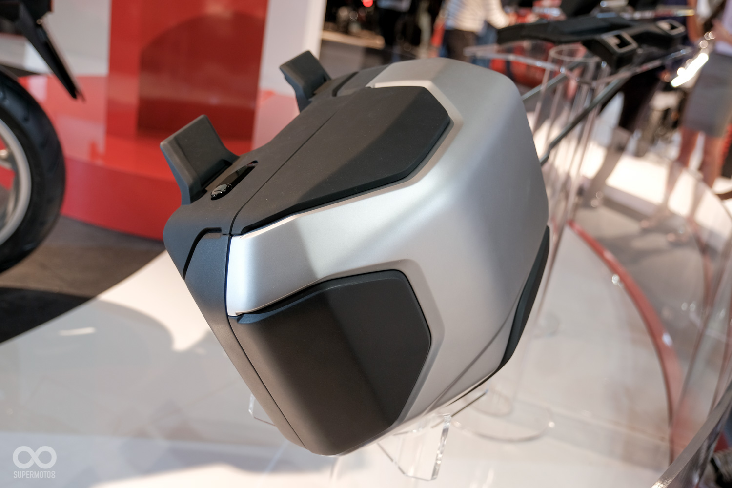 現場也展出了相當多配件,包含側箱、後座、後行李箱等等