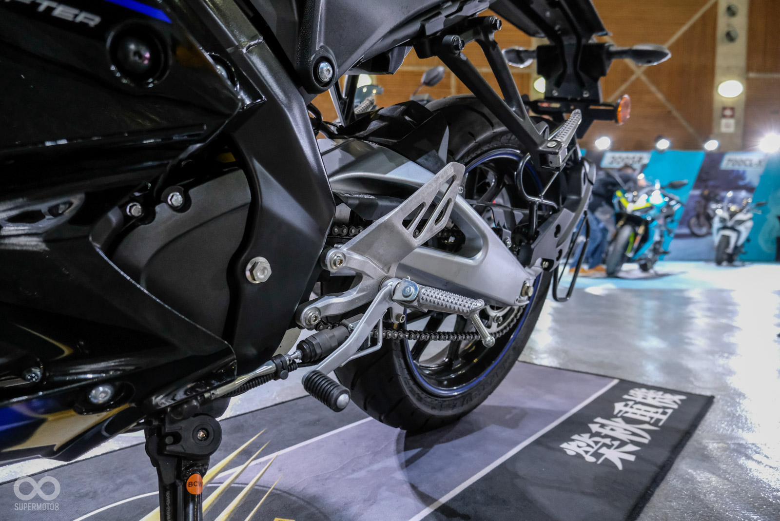 本次R15 V4標配倒立式前叉,M版更有進檔快排