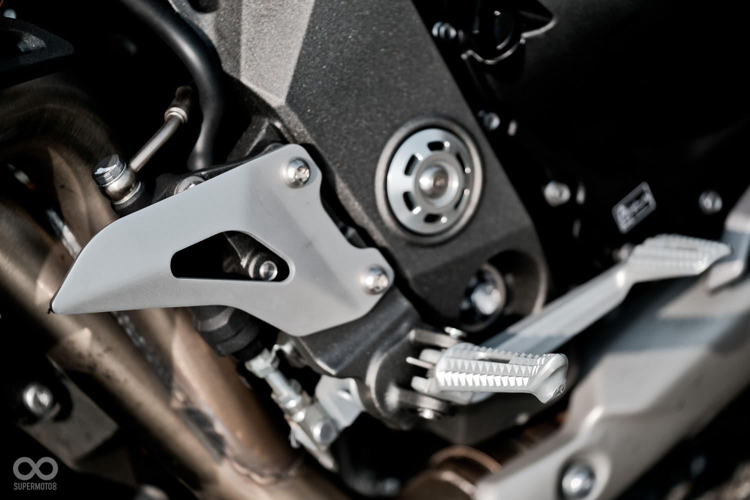 腳踏位置並不低,但即使移除棒棒糖後,腳踏桿依然會與地面接觸