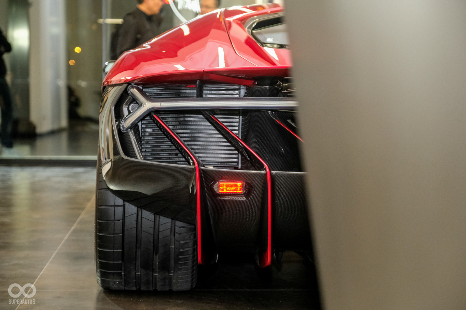 對應770hp最大馬力，後輪寬度相當驚人