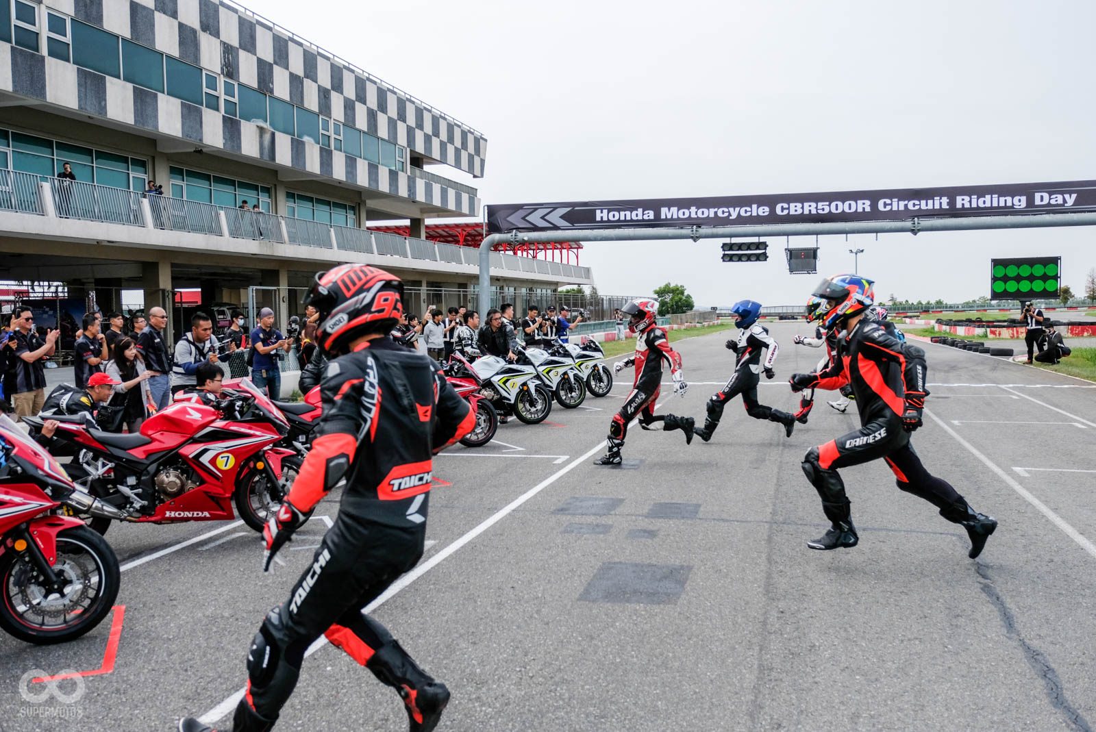 利曼式起跑，場面相當逗趣