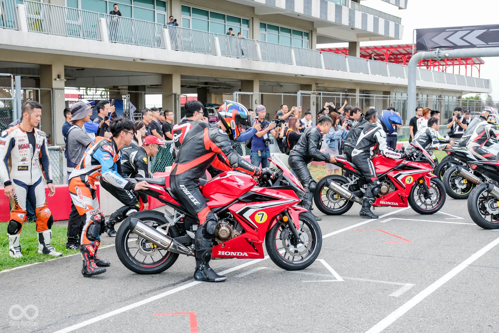 由於起跑失誤，我們賽事初期的名次相當不理想