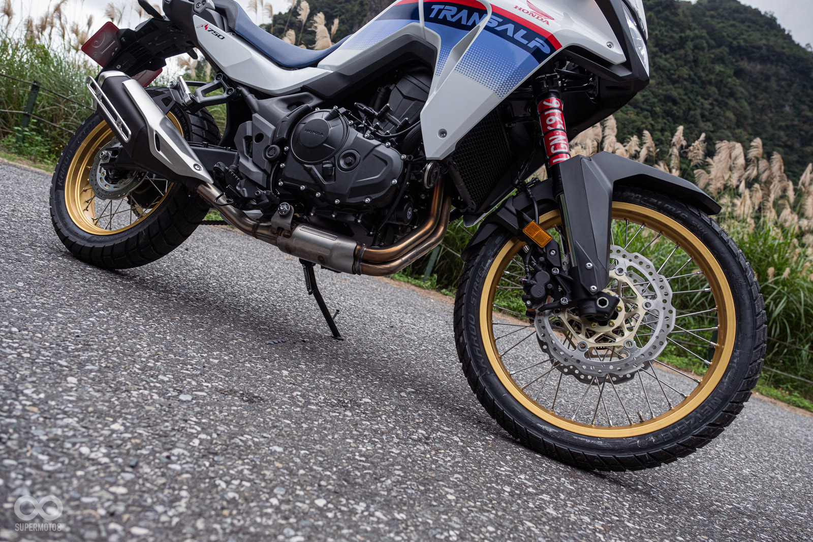 前21後18的標準越野配置,但受益於輕盈的車身重量,操控壓力大幅降低