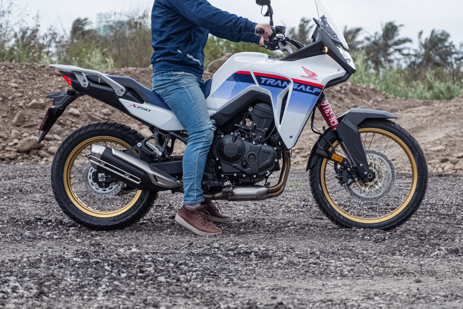 身高180的騎士雙腳微踮腳尖