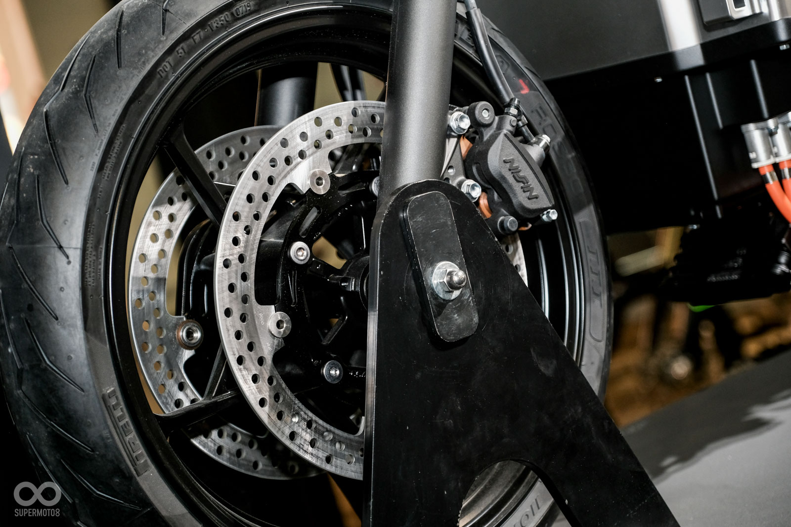 前煞車有雙碟配置,對比類似Ninja400的車款大小,這樣的配備相當高級