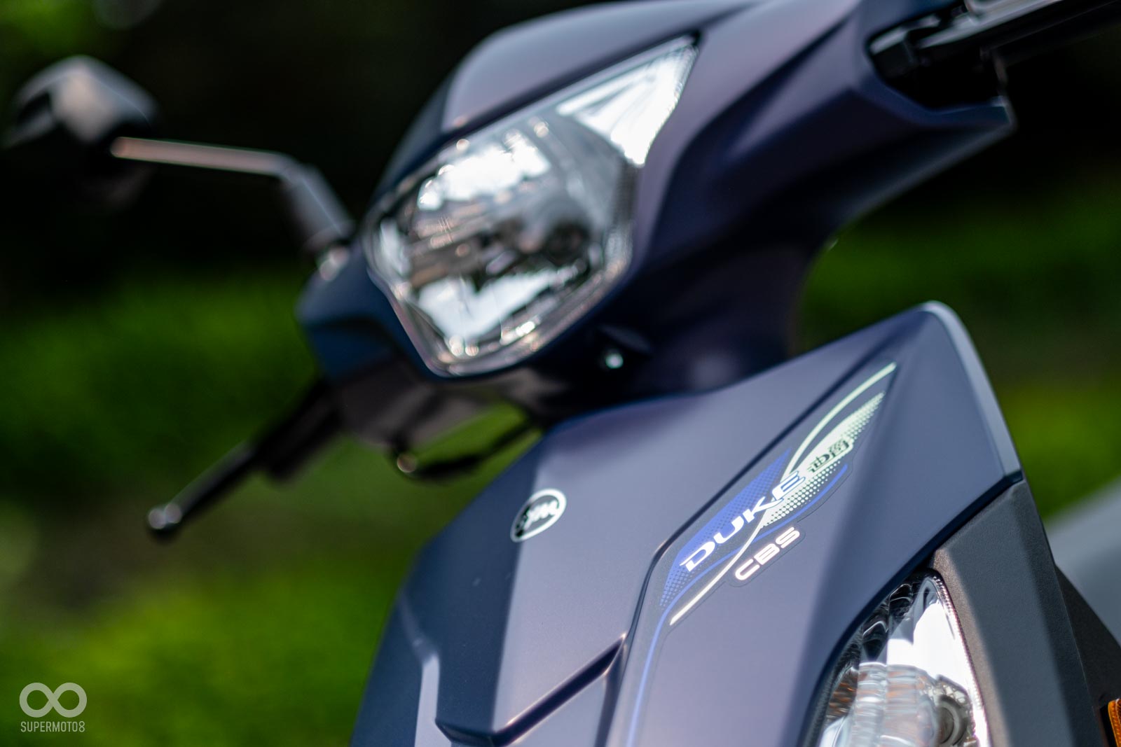 斜板左側上有DUKE迪爵與CBS貼紙