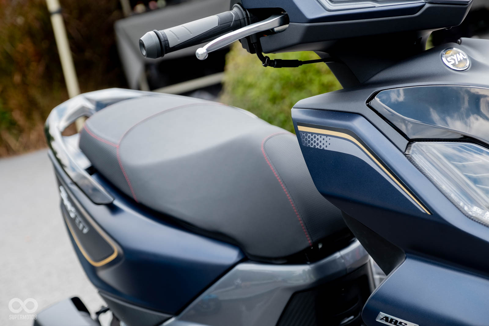 車身上以金色的拉線彩貼做點綴,相當有質感