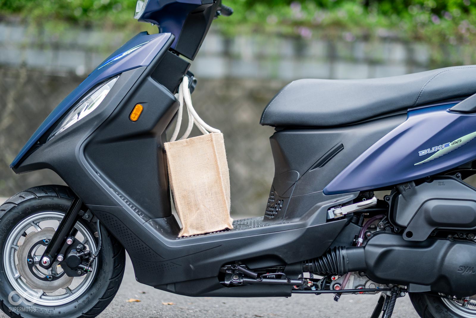 寬敞的前腳踏放上一個購物袋後，依舊有充足的空間