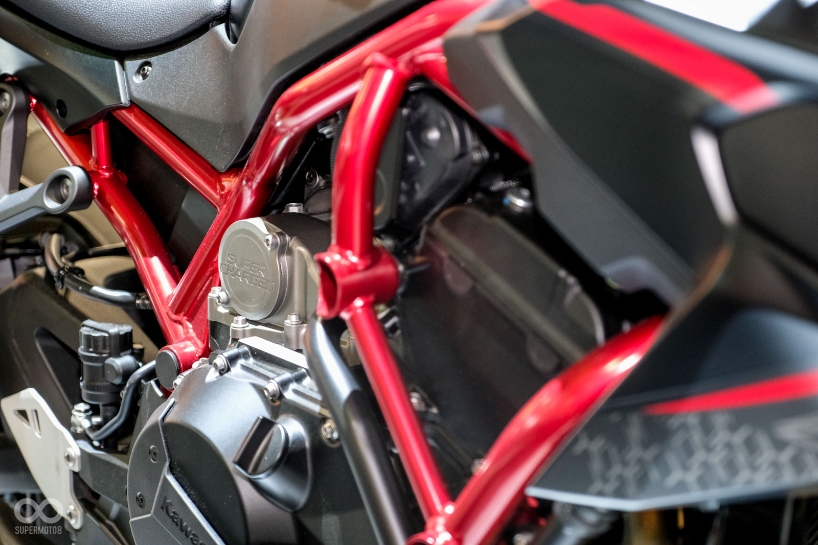 KAWASAKI Z H2使用998c.c.增壓直列四缸引擎來兼顧馬力與排放之間的平衡，讓Z H2擁有200PS@11,000rpm的最大馬力，以及137Nm@8,500rpm的最大扭力