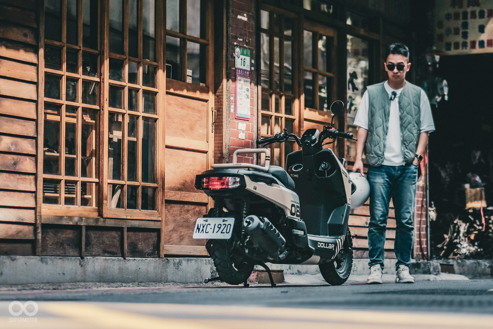 因為頭燈是兩個橢圓平面,我們希望車尾在改造後也可以產生類似的平面視覺感,所以透過燈框來進一步修飾外型