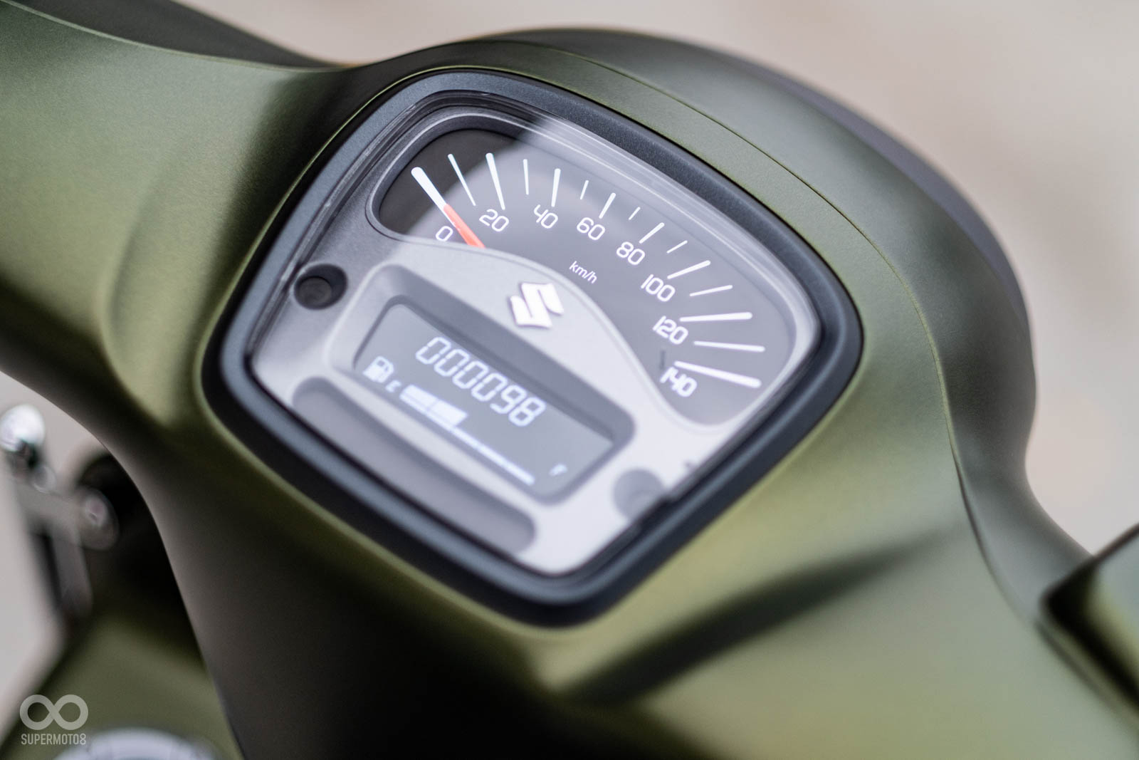 指針、液晶的混搭呈現,多了幾分經典車款的雋永氣息