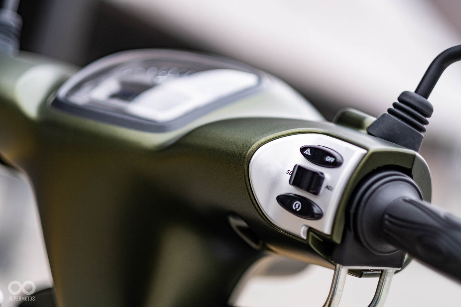 整合把手開關組取代傳統儀表橡膠按鈕,細節可說是誠意十足