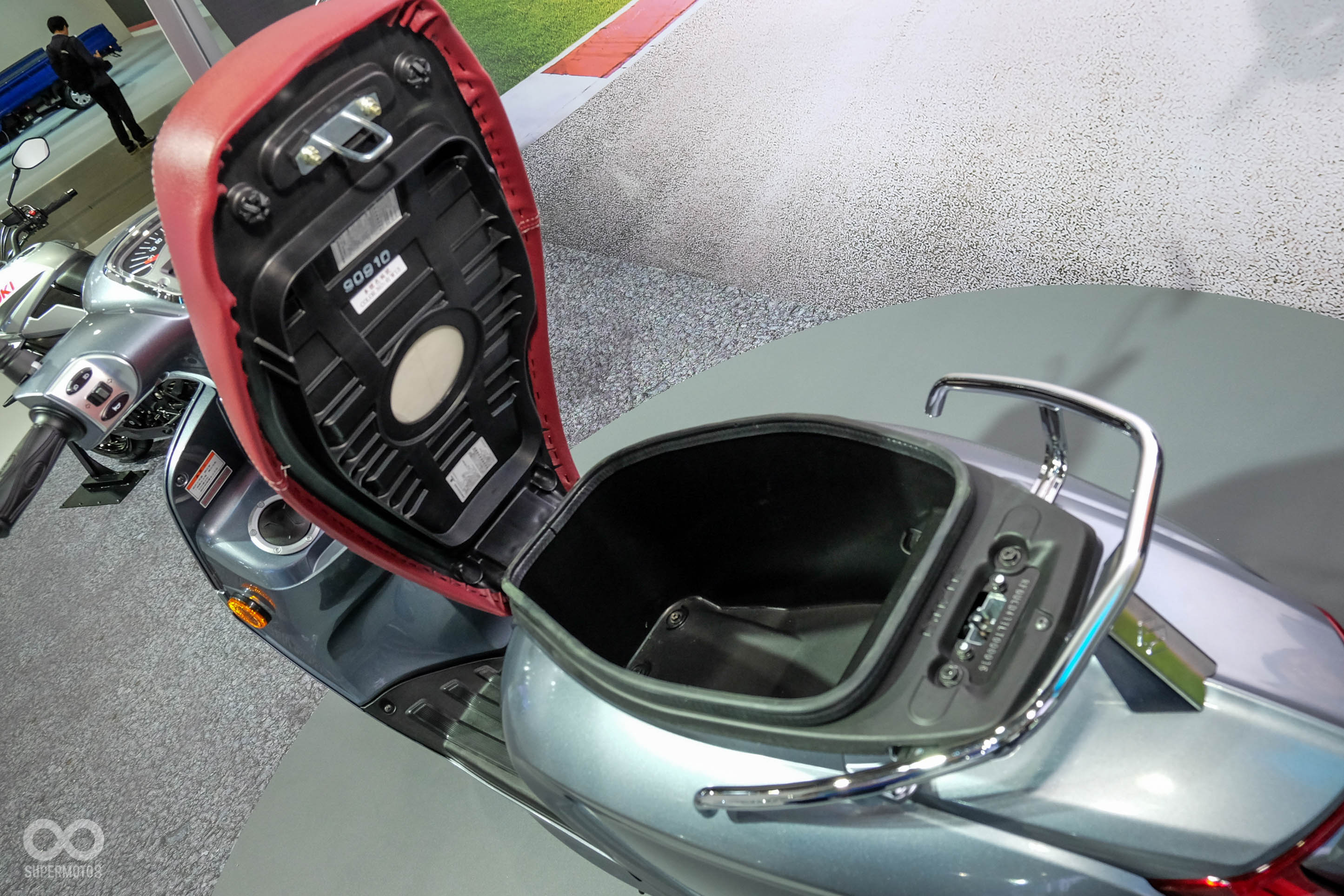 車廂寬度普通,但目測深度表現不錯,應該可以輕鬆收納一頂3/4帽