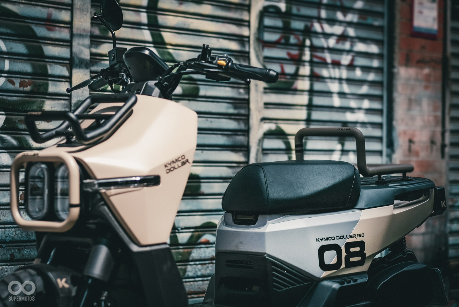 原廠白橘兩色搭配的活潑風格,現在被改為帶有軍事越野風格的沙色與銀色點綴