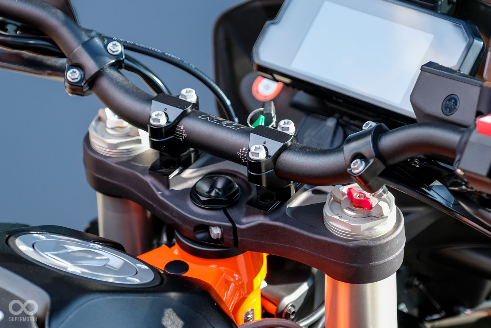 KTM 790 Adventure R前後懸吊行程較長,版本也與KTM 790 Adventure不同,此為KTM 790 Adventure R的懸吊系統
