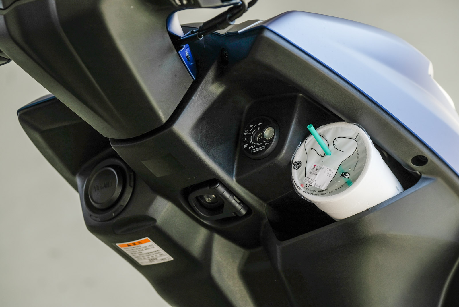 發表會後,有網友反應前手套箱空間太小,我們實際購買手搖杯可放入,但USB充電孔則被遮擋