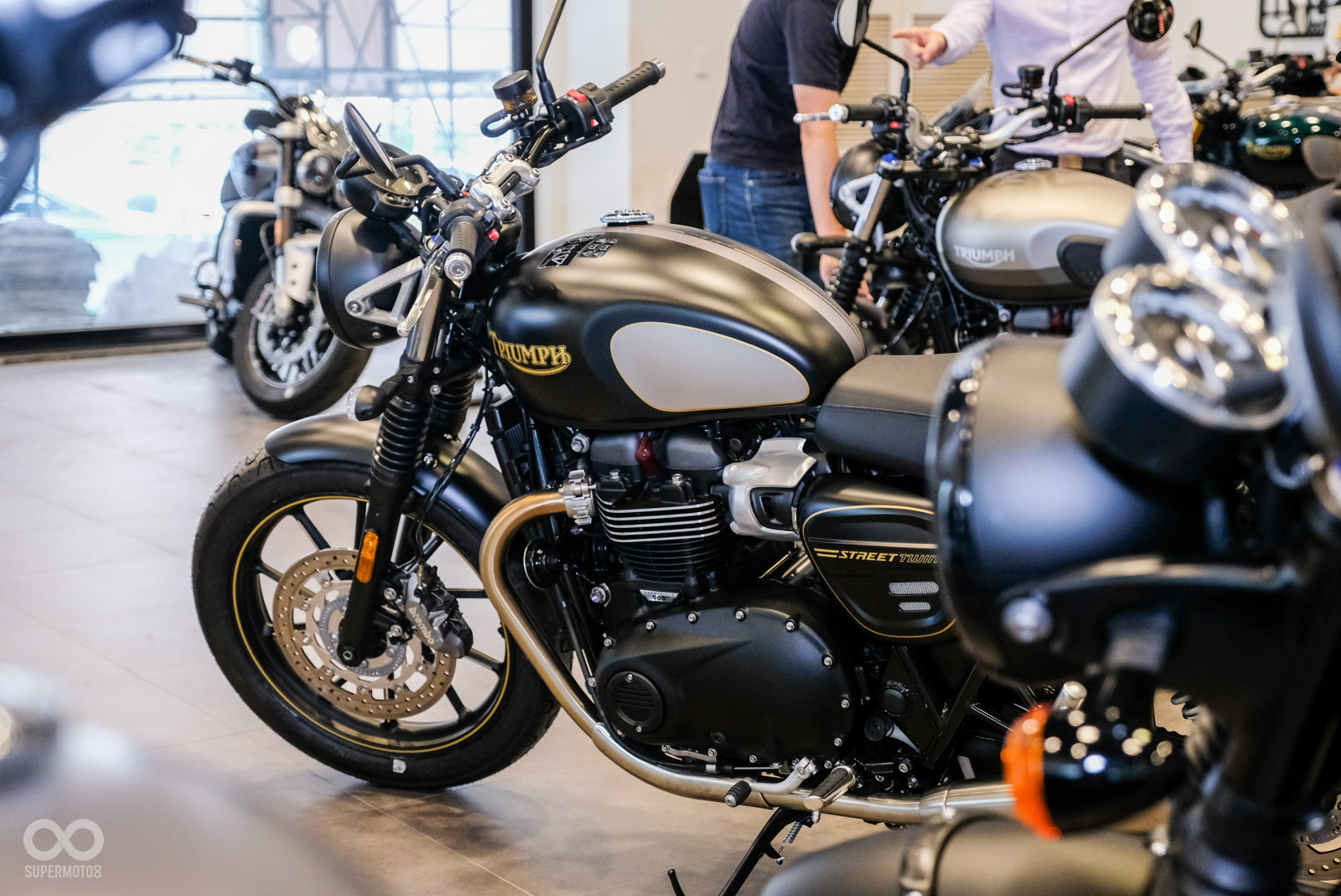 900 c.c.水冷雙缸引擎擁有64PS @ 7,500rpm最大馬力、80Nm @ 3,800rpm的扭力;輪框上金色裝飾可是烤漆包覆在輪框周圍,並不是事後加裝的貼紙