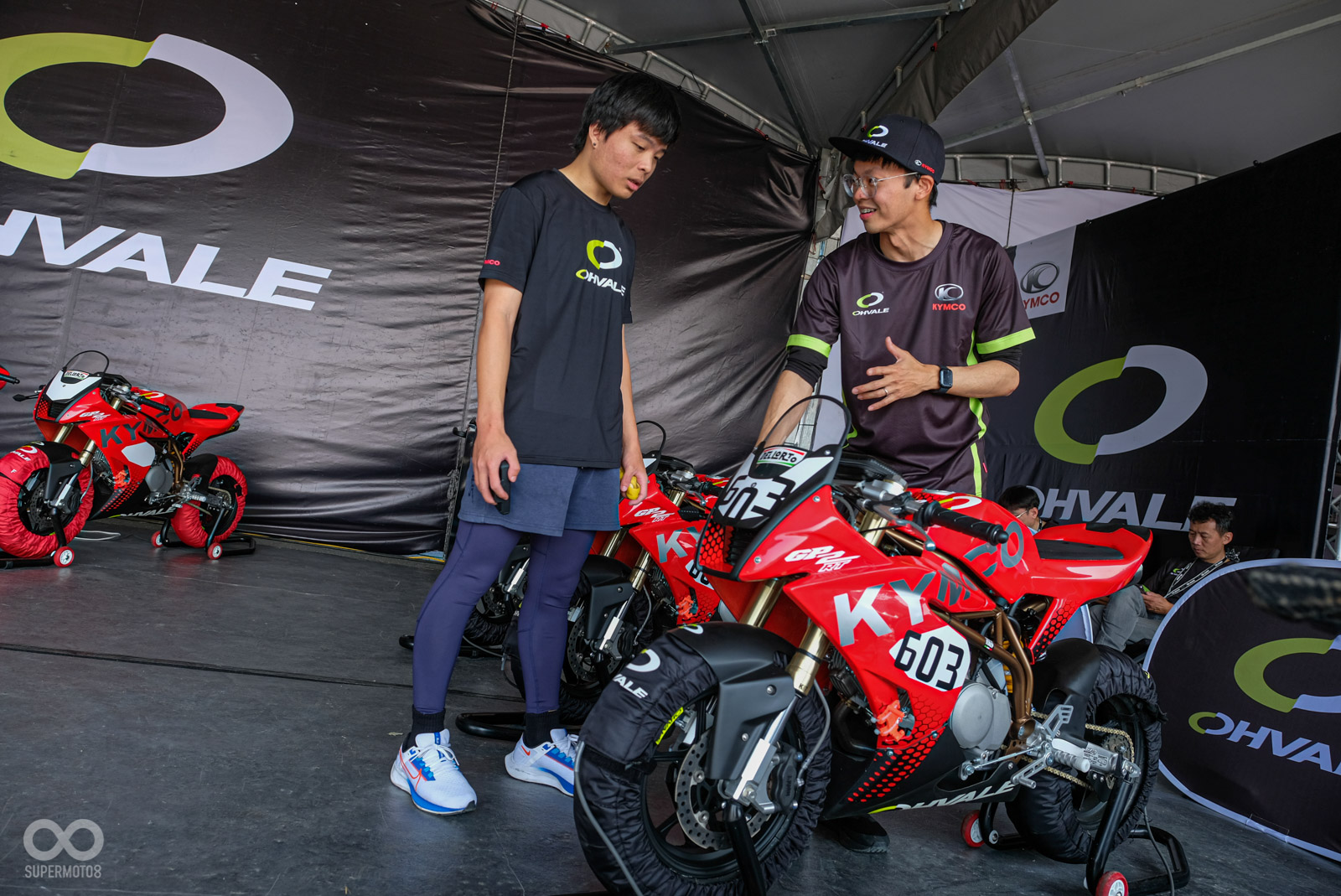 經過幾次練習後,許多車手不斷地與老師討論