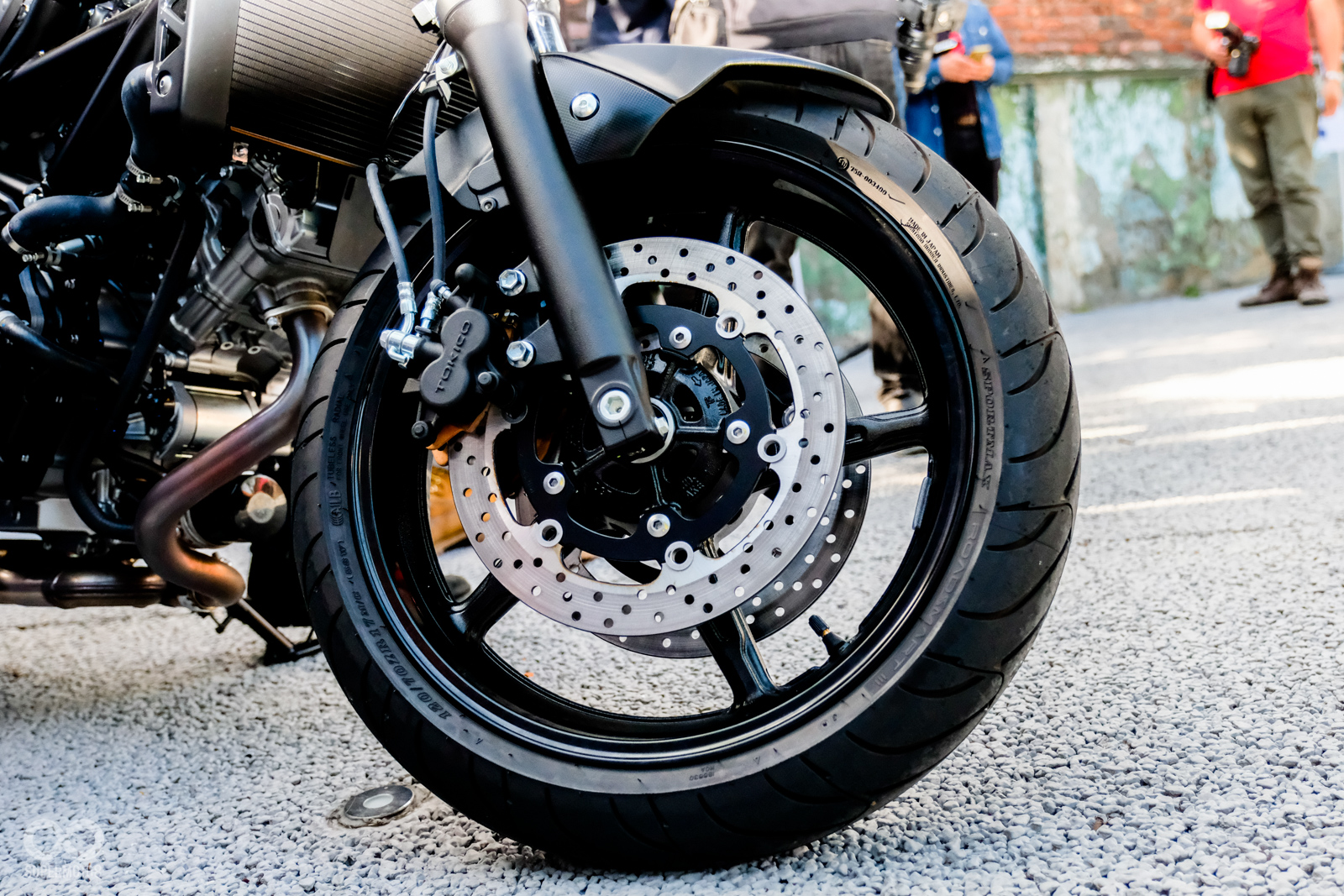 SV650X僅有鐵灰單一車色販售,黑化的腳踏與輪框讓車輛戰鬥氣息十足