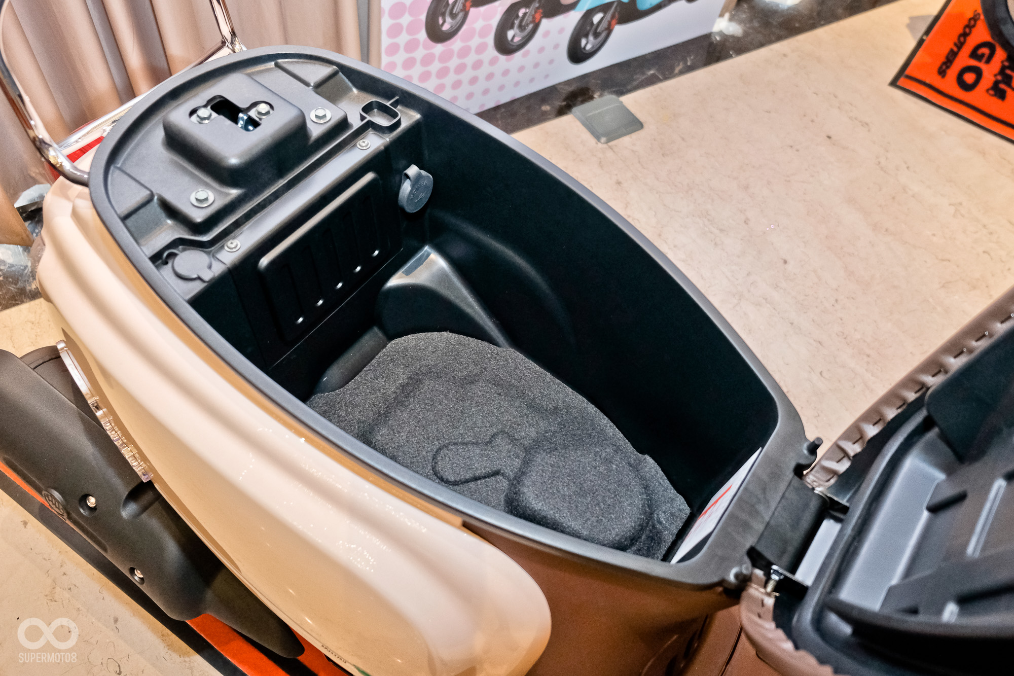 車尾線條則與現行車款相同,USB QC2.0快充孔位於車廂內,使用稍顯不便