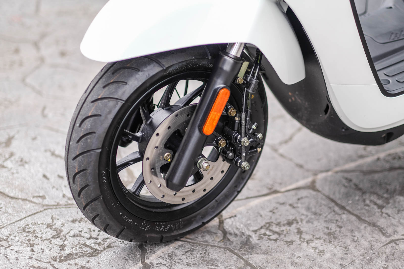 前後碟煞搭配CBS，對應LIKE COLOMBO 150的大動力