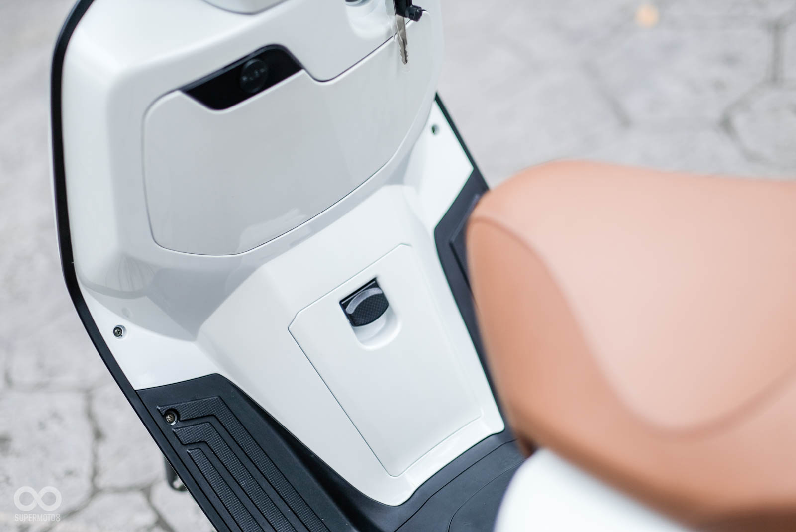 前手套箱可透過鑰匙上鎖，內部設有USB孔，空間可放入手套、手機等隨身物品；下方為加油孔蓋