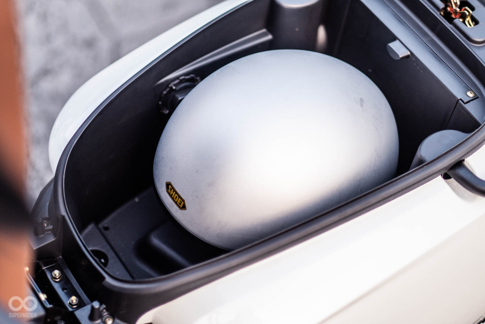 車廂深度表現一般，20L置物容量需要小帽體3/4安全帽才可放入