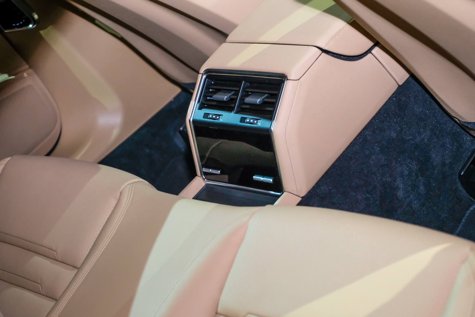 獨特的包覆式2+1後座設計,也是Panamera Exclusive獨有的配備之一